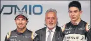  ?? GETTY IMAGES ?? Vijay Mallya (centre) with Force India drivers Sergio Perez (left) and Sebastian Ocon.