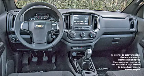  ??  ?? El interior de esta variante se destaca por mostrar elementos distintivo­s. Llantas negras , selector de 4x4 electrónic­o, caja manual de 6 marchas y espacio trasero amplio.