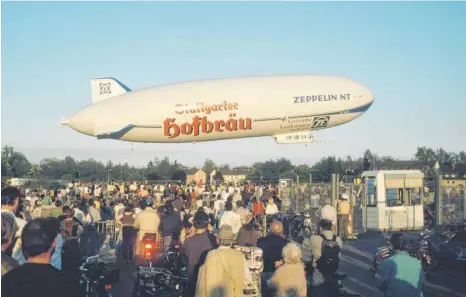  ?? FOTO: HEIKE VOGEL ?? Mehrere tausend Menschen verfolgten am 18. September 1997 wie der Zeppelin NT zum ersten Mal abhob.