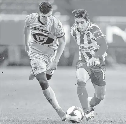  ?? MEXSPORT ?? Johan Vásquez e Isaac Brizuela disputan la pelota, en el duelo de la Jornada 8.