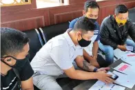  ?? EDDI SUDRAJAT/JAWA POS ?? PERWAKILAN: Member Alimama memberikan bukti tambahan kemarin.