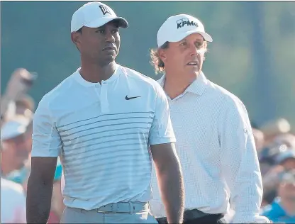  ?? FOTO: EFE ?? Woods y Mickelson entrenando ¡juntos! Hace muchísimo desde la última vez que ambos jugaron una ronda de prácticas juntos