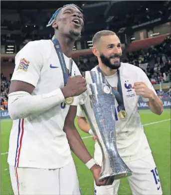  ?? ?? Pogba, junto a Benzema posando con la Nations League.