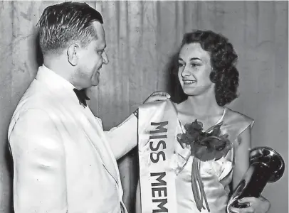  ?? THE COMMERCIAL APPEAL ?? Ruth Gilliam is congratula­ted by Public Safety Commission­er Cliff Davis after being named Miss Memphis for 1938 on May 13.