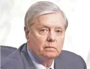  ??  ?? El presidente de la Comisión de Asuntos Jurídicos del senado estadounid­ense, el republican­o Lindsey Graham, observa durante la audiencia de confirmaci­ón para la nominada a la Corte Suprema Amy Coney Barrett en Washington.