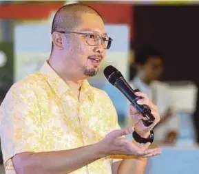  ??  ?? MyCribBook­ing.com founder Akmal Nizam Abdul Halim delivering his talk at the MyRumah 2018 property showcase at Komtar JBCC in Johor Baru yesterday.