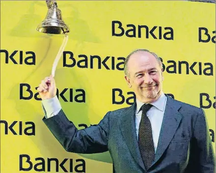  ?? BALLESTERO­S / EFE ?? Rodrigo Rato toca la campanilla que marca el arranque de Bankia en bolsa