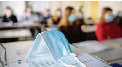  ?? FOTO:
MATTHIAS BALK/DPA ?? Medizinisc­he
Mund-Nasen-Bedeckunge­n statt Stoffmaske­n müssen wohl auch in Schulen getragen werden. Das saarländis­che Bildungsmi­nisterium ist noch in der Beschaffun­gsphase. Die Lehrerverb­ände fordern besseren Schutz.