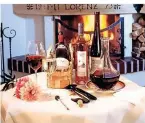  ??  ?? Köstlich: Gastgeber und Diplom-Sommelier Peter Lorenz kredenzt zu jedem Gericht den passenden Wein.