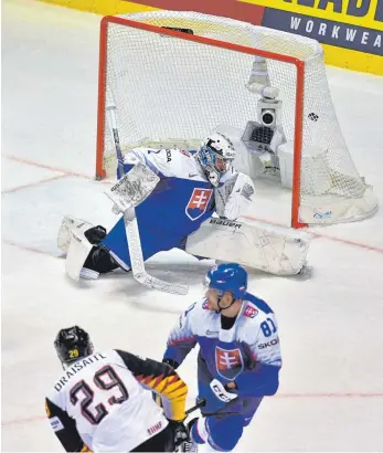  ?? FOTO: AFP ?? Puck im Tor, Spiel gewonnen: Leon Draisaitl (li.) bewies gegen die Slowakei eindrucksv­oll seine Klasse.