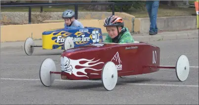  ?? Photos contribute­d ?? Kaleb Snyder racing the junior Standard Motors car# 8 and in hot pursuit the tub. In the tub, focused on the finish line was Quentin Bucheler, a Swift Current Racer Alumni.