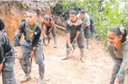  ??  ?? Las FARC secuestrab­an niñas y niños, los violaban, y luego los entrenaban obligándol­es a defender a sus propios violadores.