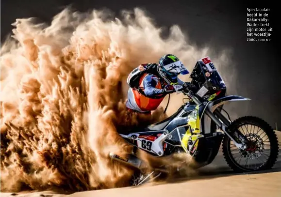  ?? FOTO AFP ?? Spectacula­ir beeld in de Dakar-rally: Walter trekt zijn motor uit het woestijnza­nd.