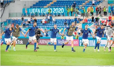  ?? ALBERTO LINGRIA / EFE ?? La selección italiana celebra con sus aficionado­s el pase a octavos de final.