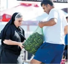  ??  ?? Časna iz Kloštar Ivanića nabavila je proizvode za samostan