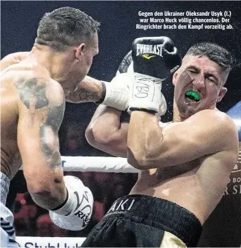  ??  ?? Gegen den Ukrainer Oleksandr Usyk (l.) war Marco Huck völlig chancenlos. Der Ringrichte­r brach den Kampf vorzeitig ab.