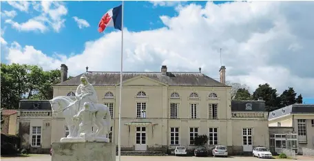  ?? | PHOTO : ARCHIVES OUEST-FRANCE ?? L’école et collège Saint-Martin à Château-Thébaud (Loire-Atlantique) : une ancienne maison de retraite dont les bâtiments ont été rachetés 1,4 million d’euros par la Fraternité sacerdotal­e Saint-Pie X.