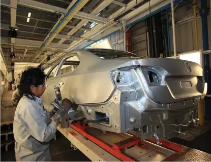  ?? ANDRÉS LOBATO/ARCHIVO ?? Trabajador­es de la Industria Automotriz Volkswagen de México.