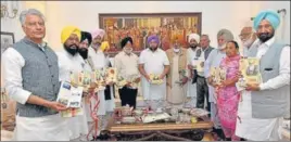  ??  ?? ■
CM Capt Amarinder Singh, his cabinet colleagues Sukhjinder Singh Randhawa (R), Charanjit Singh Channi (6R), state Congress chief Sunil Jakhar (L), Sewa Singh Sekhwan (5L) of SAD Taksali and leader of opposition Harpal Singh Cheema (4L) at an all-party meeting in Chandigarh on Friday. HT PHOTO