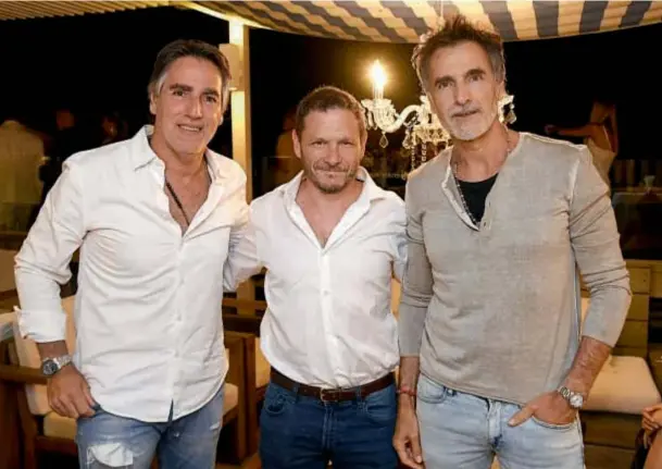  ??  ?? Los empresario­s Tomás Darcyl y Paul &amp; Willy García Navarro palpitaron la gran fiesta desde el box de Multitalen­t. Acompañaro­n a sus tres chicas de tapa, Casanova, Del Cerro y Zámolo, y se alinearon para afrontar otra temporada.