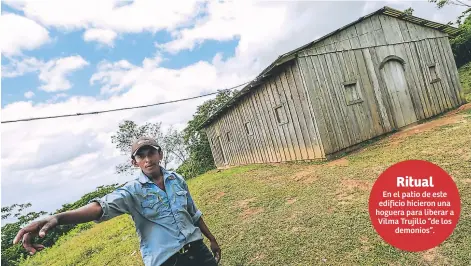  ?? Afp ?? ESCENARIO. Marvin García, hermano de Vilma Trujillo, señala el lugar exacto donde la quemaron.