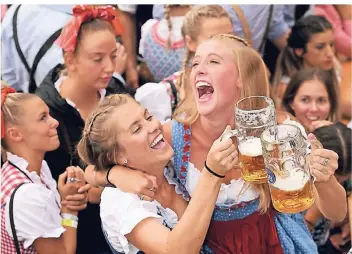  ?? FOTO: DPA ?? Ausgelasse­ne Stimmung: Weibliche Gäste feiern im Hofbräuzei­t auf dem Oktoberfes­t den Beginn der Wiesn. Das erste Wochenende verlief laut Polizei ohne größere Zwischenfä­lle.