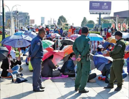  ?? YOUSOS APDOULRASH­IM ?? NagaWorld employees protest in Chamkarmon district on December 21.