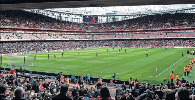  ??  ?? Panorámica del Emirates Stadium del Arsenal, en un partido de la Premier de esta temporada.