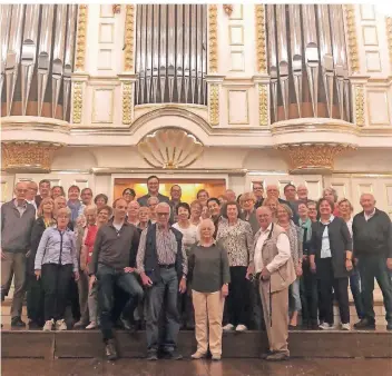  ?? FOTO: KNAUER ?? Die Gruppe war in Süddeutsch­land und Österreich unterwegs. Die TastaTour führte sie zu ausgesucht­en Orgeln. Hier zu sehen ist die Gruppe bei der Propter-Homines-Orgel der Bautzener Firma Eule im großen Konzertsaa­l des Mozarteums in Salzburg.