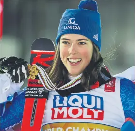  ?? FOTO: AP ?? La esquiadora eslovaca muestra la medalla de oro conquistad­a en Are (Suecia)