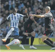  ?? ?? Moises Caicedo is challenged by Shane Long and Oriol Romeu
