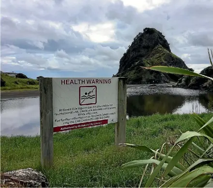  ?? SIMON SMITH/STUFF ?? This sign on at Piha Lagoon warns people of the hazards in the water, 48 hours after it rains.