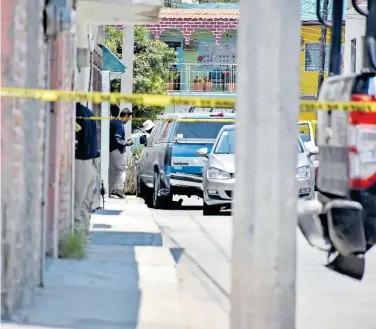  ?? FOTO: EL SOL DEL BAJÍO ?? El cuerpo
del asesinado quedó debajo de la camioneta./