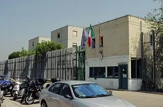  ?? ?? Via Dalla Scola Il carcere «Del Papa» di Vicenza: ieri ennesimo disordine e altri agenti feriti