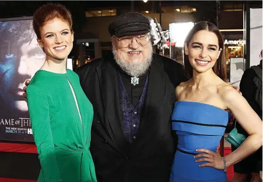  ?? GTRES ?? George R.R. Martin (centro) escoltado por las actrices Rosie Leslie (Ygritte en Juego de Tronos) y Emilia Clark (Daenerys en la serie).