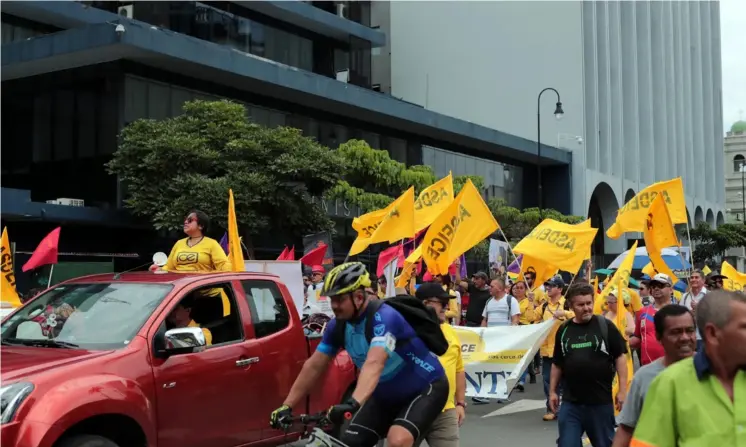  ?? Alonso Tenorio ?? El sueldo medio en el aparato estatal subió a ¢1,2 millones en julio. Aquí, una manifestac­ión de empleados públicos en julio del 2019, en San José.