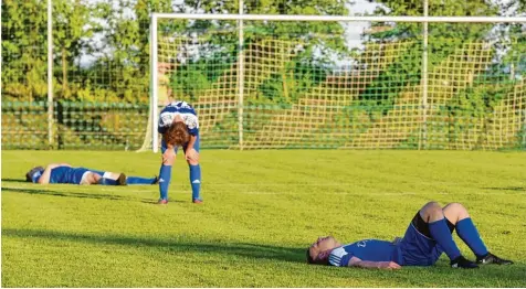  ?? Foto: Marcus Merk ?? Am Mittwochab­end hatten sie noch gefeiert, gestern brauchten die Spieler des SSV Neumünster Unterschön­eberg Trost. Bei der 0:5 Schlappe gegen den TSV Hainsfarth hat ten sie nicht den Hauch einer Chance.