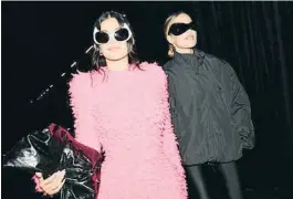  ?? Anthony Ghnassia / Getty ?? Kyle Jenner i Khloé Kardashian a la desfilada de Balenciaga