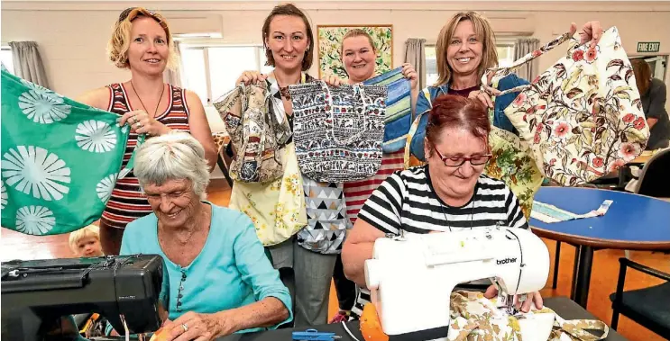  ?? PHOTO: MARION VAN DIJK/FAIRFAX NZ ?? Valerie Schroeder, front left, and Denise Thomson sew Boomerang Bags, with Katie Hughes, back left, co-ordinator Lani Bee, Tecassa Sinclair and Julie Schaab.