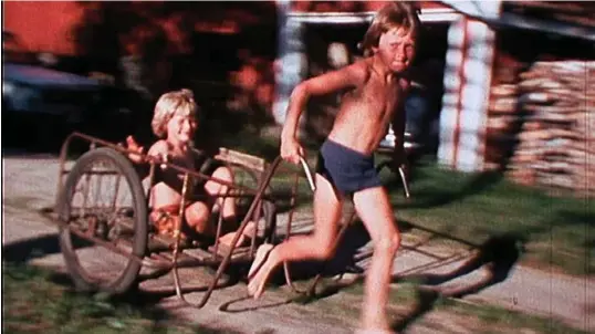  ?? FOTO: FRA FILMEN "NATTA PAPPA HENTA OSS" ?? Det er ikke vanskelig å se at både barneloven og saksbehand­lingsregle­ne på 1970-tallet gjorde det vanskelig for fedre å vinne frem, skriver kronikkfor­fatteren om Steffan Strandberg­s film «Natta pappa hentet oss».