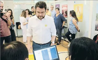  ?? ESTEFANIA ESCOLÀ / ACN ?? Pere Aragonès, desde ahora coordinado­r nacional de ERC, votando ayer en Mataró
