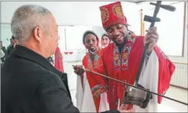  ?? XINHUA ?? Foreign students play the traditiona­l two-stringed Chinese instrument, erhu, in the Shandong city of Linyi on Feb 17.