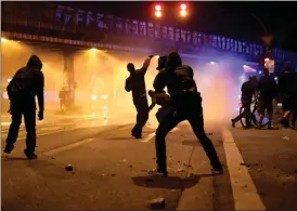  ?? FOTO: EPA/CLEMENS BILAN ?? KRAVALLER. Svartklädd­a demonstran­ter rök ihop med polisen i Hamburg torsdagen den 6 juli.