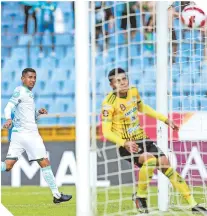  ?? ?? El Patrullero Elías Hernández definió el partido al marcar el segundo gol para el León de forma magistral.