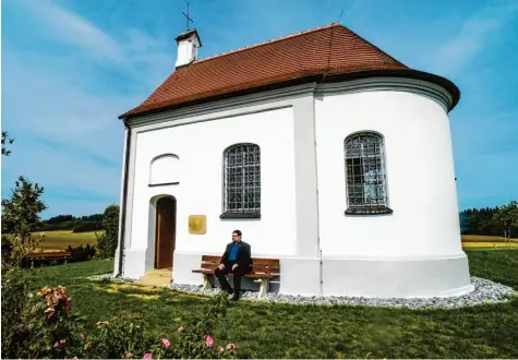  ?? Foto: Daniel Biskup ?? Pfarrer Max Bauer im September 2018 vor der Salzbergka­pelle in der Nähe von Affing bei Augsburg.