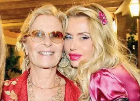  ??  ?? Insieme Valeria Marini con la madre, Gianna Orrù, 83 anni, che accusa Giuseppe Milazzo di averle sottratto 335 mila euro
