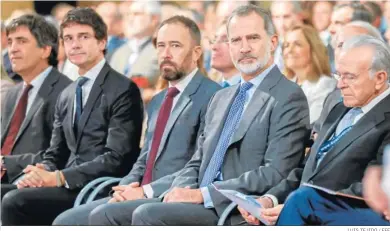  ?? LUIS TEJIDO / EFE ?? Felipe VI, acompañado por el presidente de la Fundación La Caixa, Isidro Fainé, asiste al XXI Congreso de la CEDE.