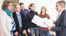  ?? FOTO: MARK HILDEBRAND­T ?? Übergeben die Petition samt Unterschri­ften an Tettnangs Bürgermeis­ter Bruno Walter (rechts): Kerstin Mommsen-Rocker, Harald Franzen vom TSV Tettnang, Thomas Schalk, Kerstin Wattenbach und die Elternbeir­atsvorsitz­ende Bianka Mosch (von links).