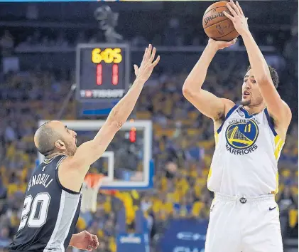  ?? AP ?? Una postal. Golden State apuesta a los lanzamient­os externos de la mano de Klay Thompson, entre otros.