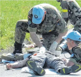  ?? FOTO: LINDA EGGER ?? Ein inszeniert­er Unfall bei einer UN-Übung in der Nähe von Heimenkirc­h: Angehende Militärbeo­bachter müssen bei Verletzten zumindest eine Erstversor­gung durchführe­n können.